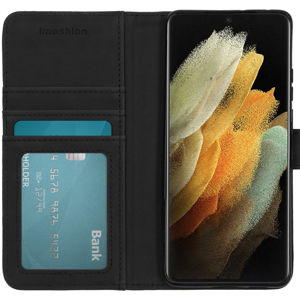 Coque de téléphone noire avec carte de crédit et téléphone.