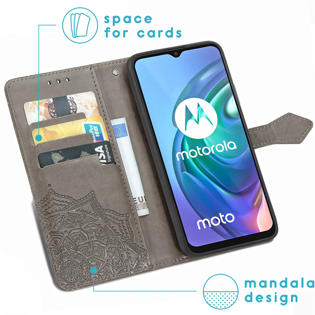 Una custodia grigia per telefono con un design a mandala. Ha spazio per le carte. Il telefono è Motorola. La custodia è aperta.