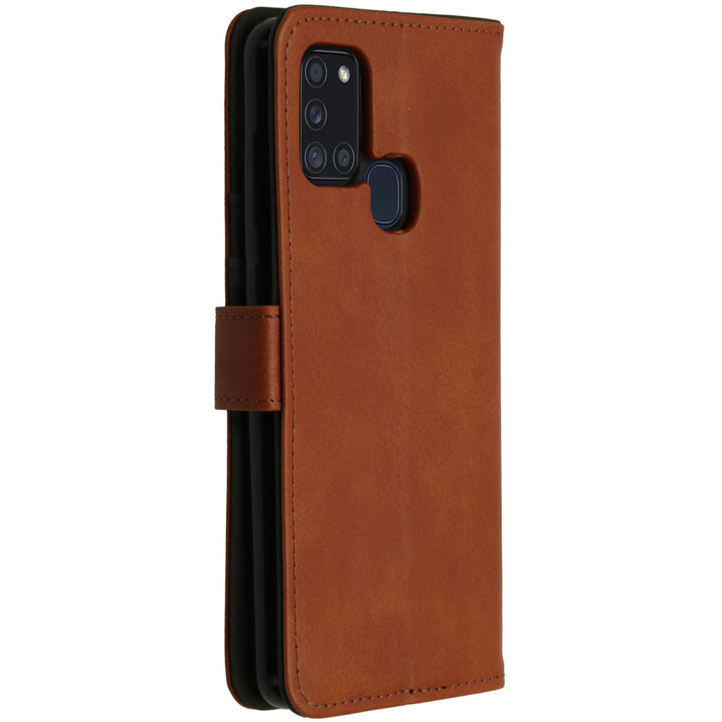 Un étui de téléphone en cuir marron avec un téléphone à l'intérieur est présenté sur fond blanc.