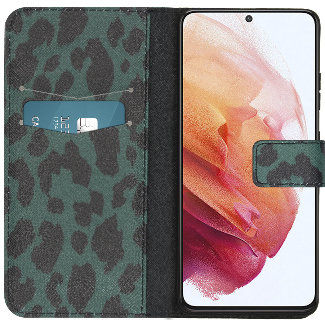 Groen en zwart patroon telefoonhoesje met een creditcard.