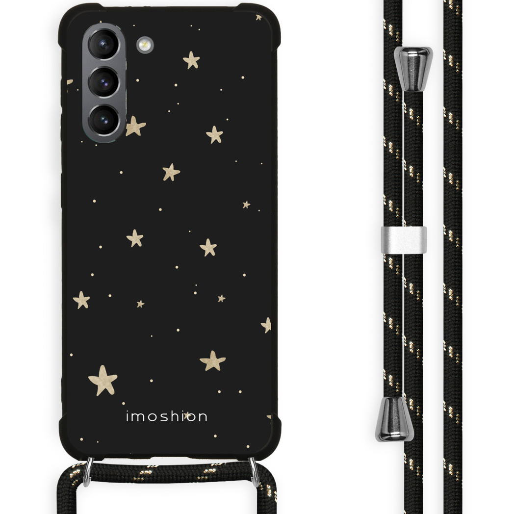 Coque de téléphone noire avec des étoiles et un cordon. La coque a un logo de marque. Le cordon est noir.