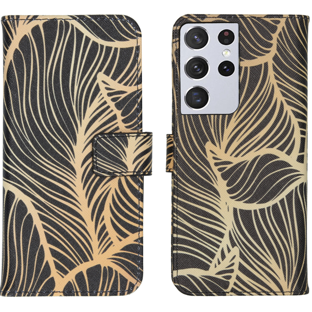 Zwart-gouden telefoonhoes met bladpatroon, open en toont een telefoon met drie camera's.