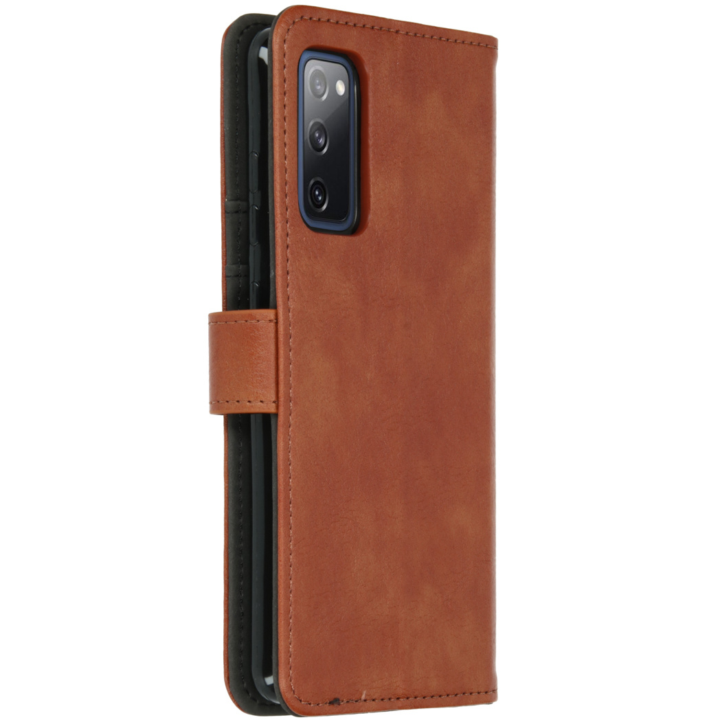 Étui de téléphone en cuir marron avec fermeture à bouton. Le téléphone est noir, l'étui est ouvert, montrant l'intérieur.