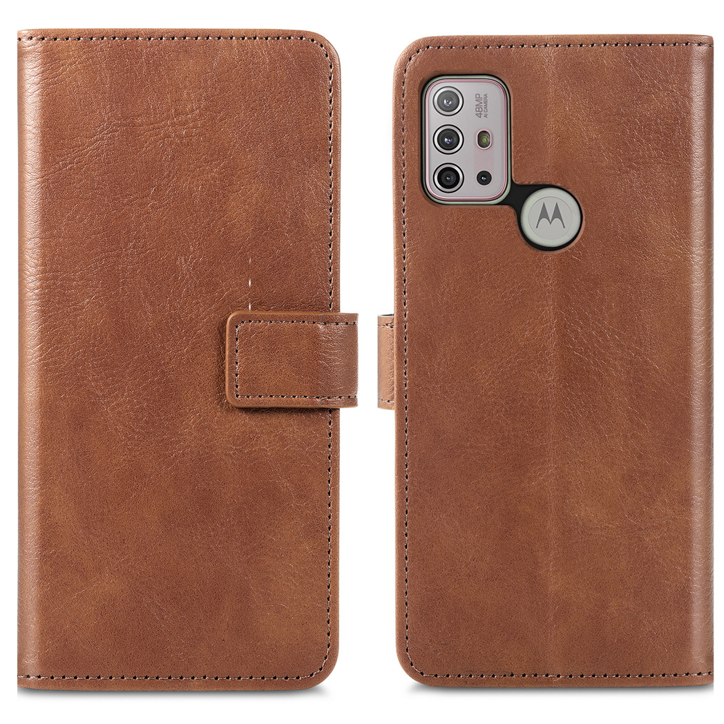 Bruin leren telefoonhoesje, gesloten en open. De telefoon is zichtbaar aan de rechterkant. Zwarte camera.