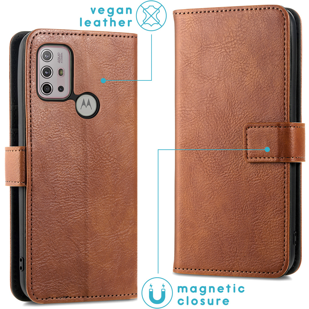 Bruine leren telefoonhoes, open. Toont telefoon en heeft veganistisch leer, magnetische sluiting en camera.