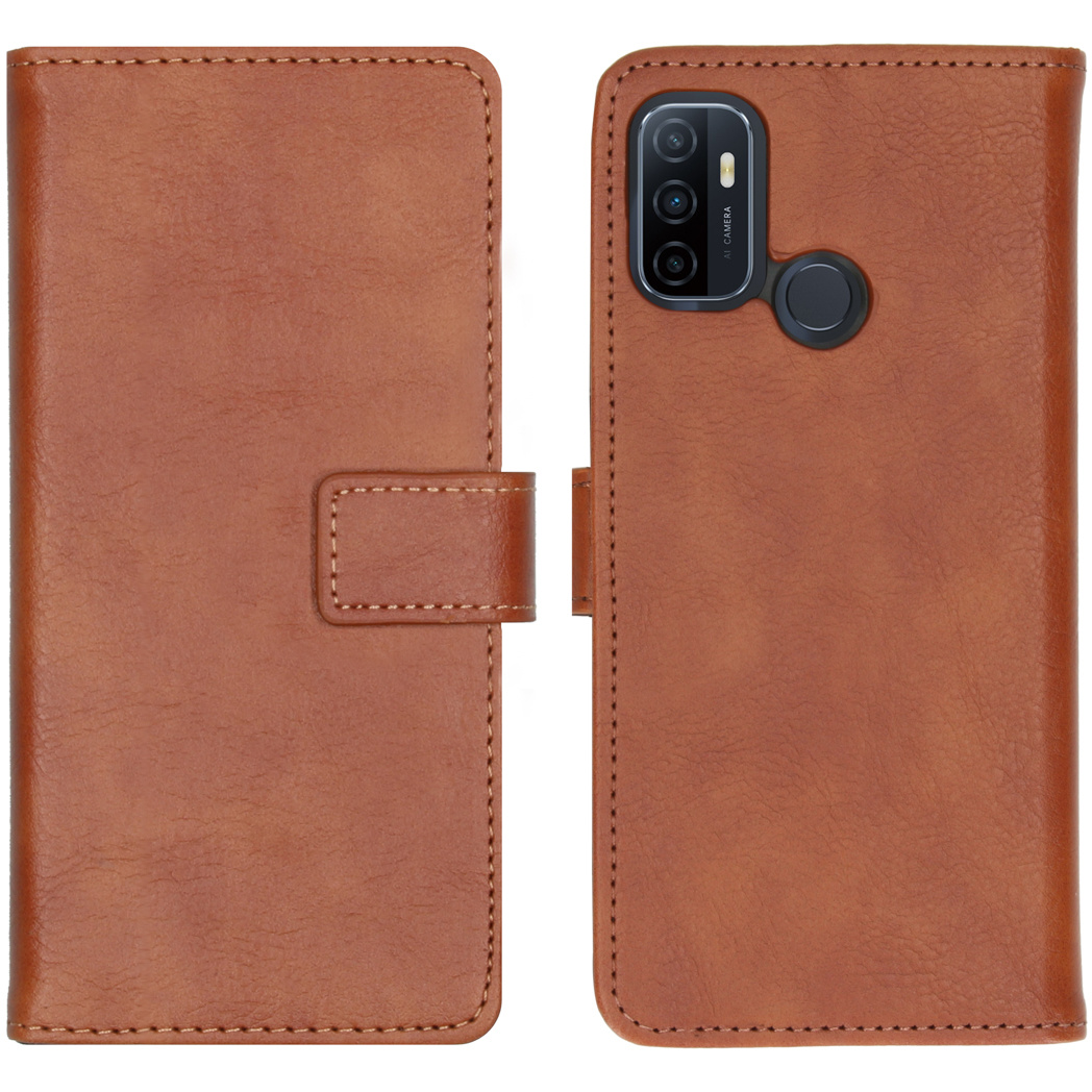 Bruine leren telefoonhoes, open en dicht, met een flap en knoopsluiting.