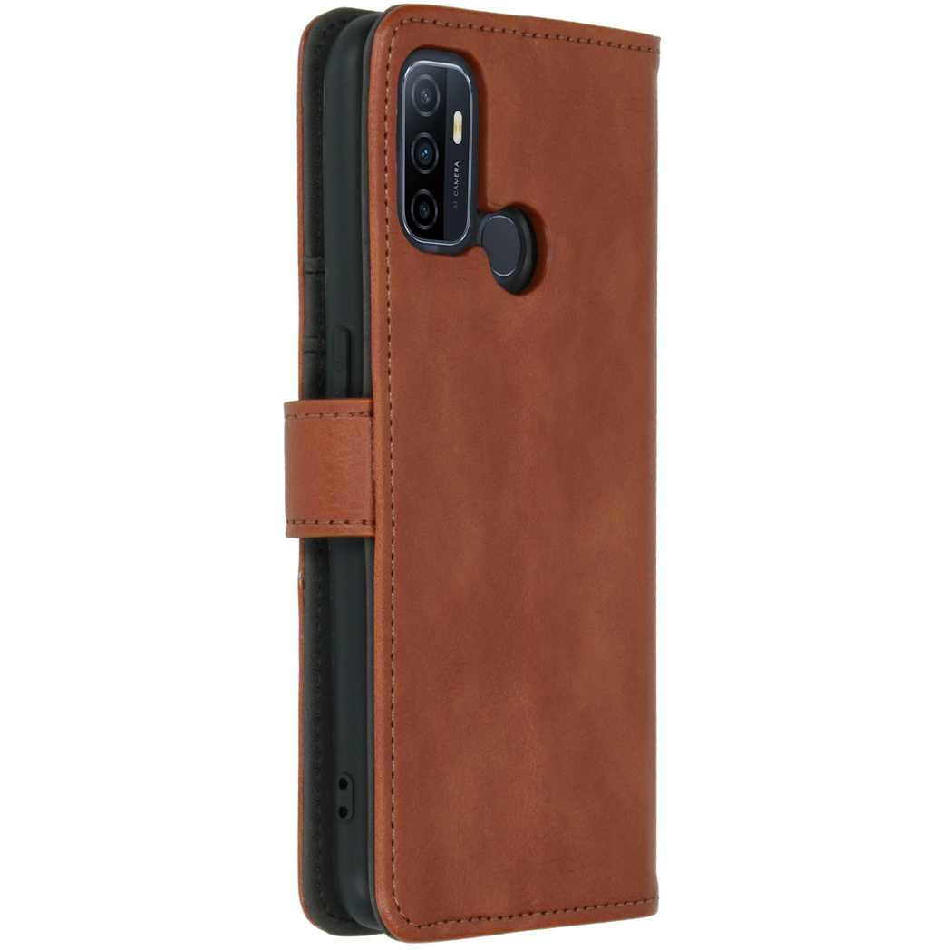 Bruin leren telefoonhoesje gesloten en open. Telefoon met zwarte camera en zwart scherm.
