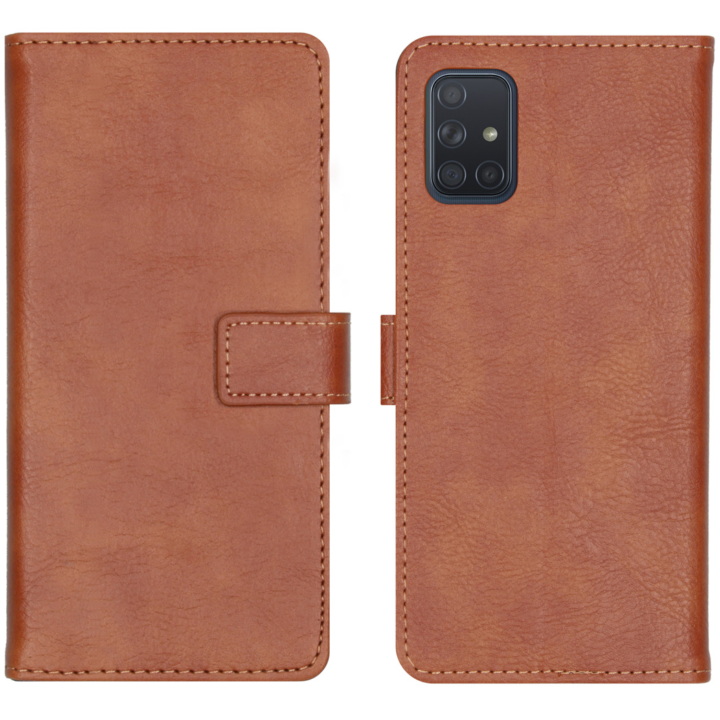 Een bruine leren telefoonhoes wordt open getoond, met een magnetische sluiting en een telefoon erin.