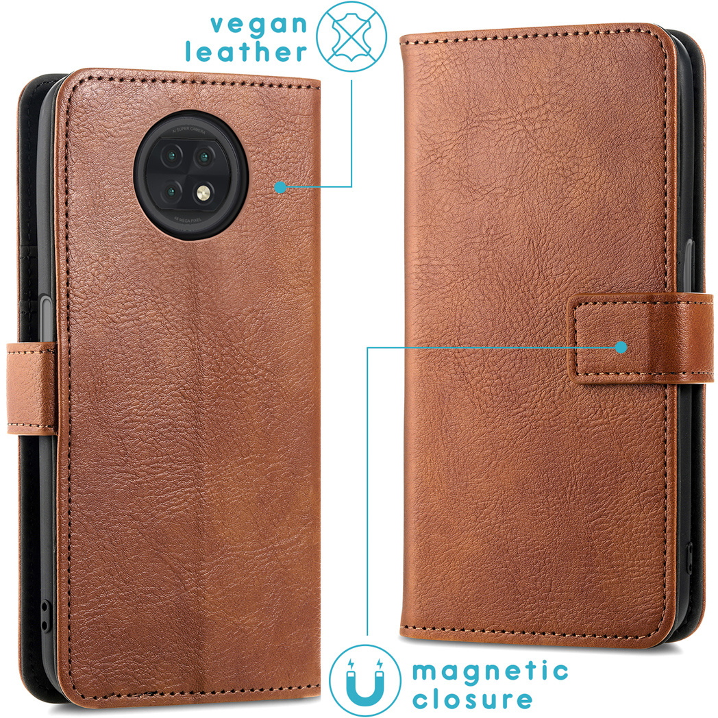 Een bruine veganistische leren telefoonhoes wordt open getoond, met een magnetische sluiting.