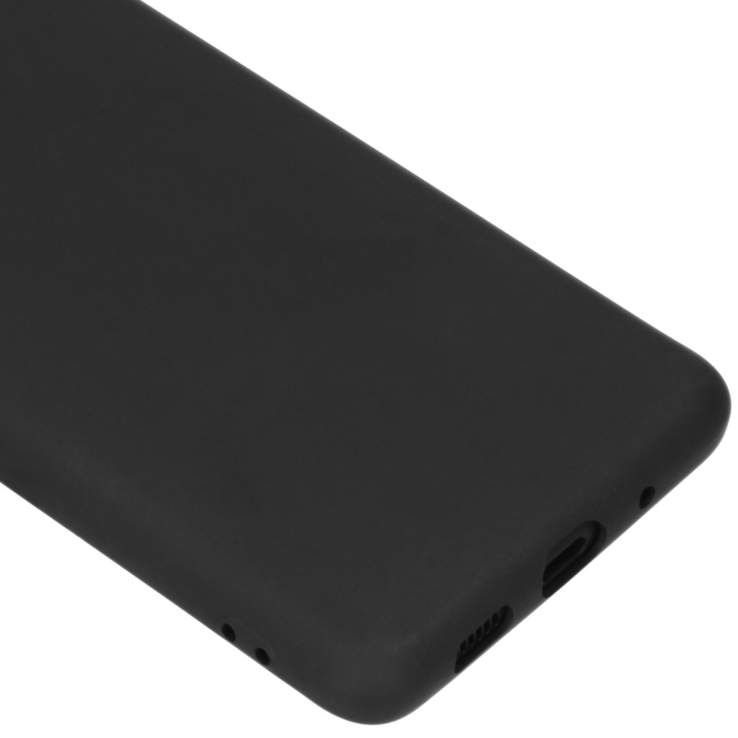 Gros plan d'une coque de téléphone noire avec surface lisse et ouvertures pour ports.