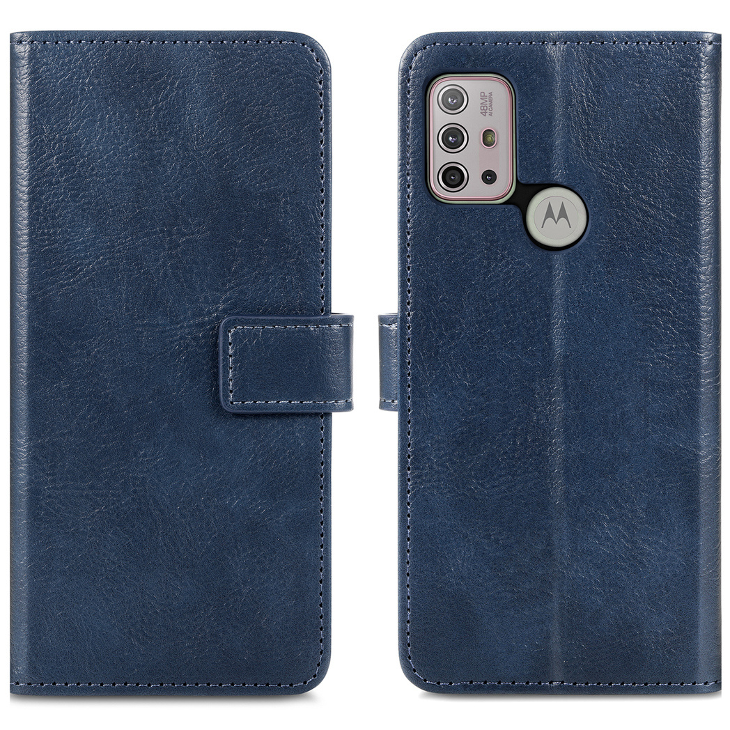 Blauwe telefoonhoes met magneetsluiting. De hoes is gesloten en de camera van de telefoon is rechts zichtbaar.