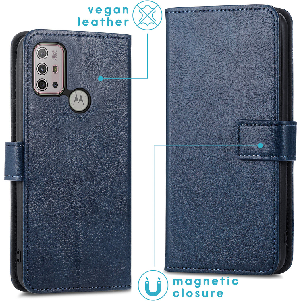 Een blauwe telefoonhoes, met een logo, met een magnetische sluiting. Veganistisch leer is gelabeld.