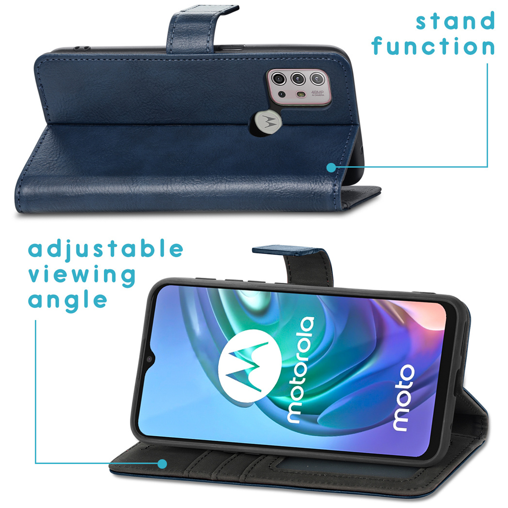 Blauwe telefoonhoes met standfunctie. De telefoon zit in de hoes en de hoes is open, met het scherm zichtbaar.