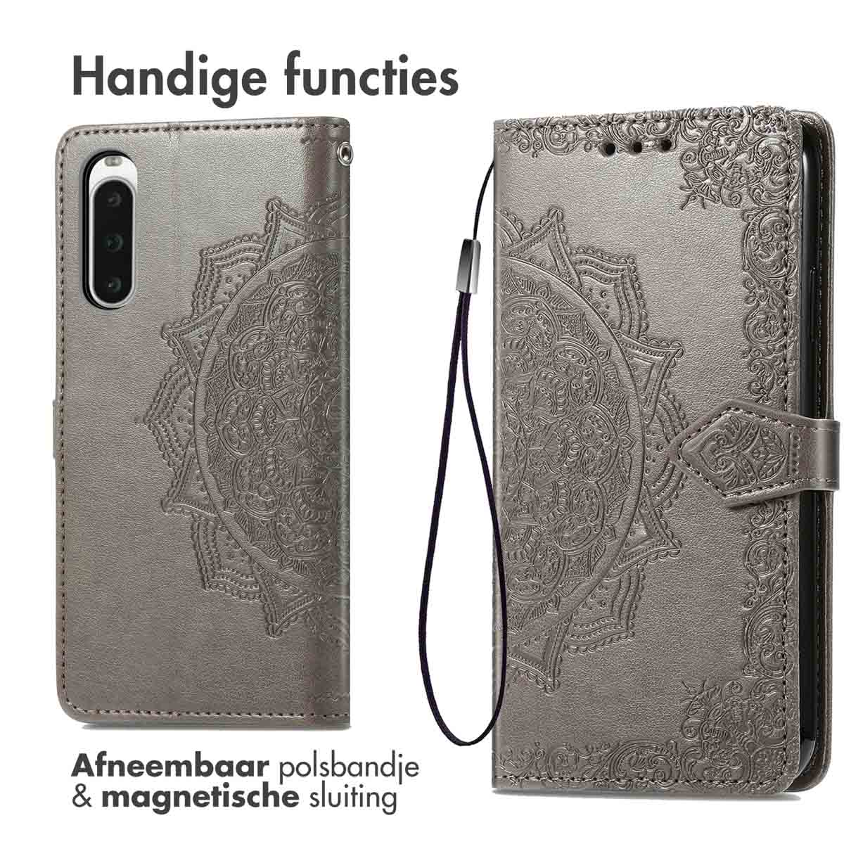 Grijze telefoonhoes open met telefoon. Met mandala ontwerp en polsband.
