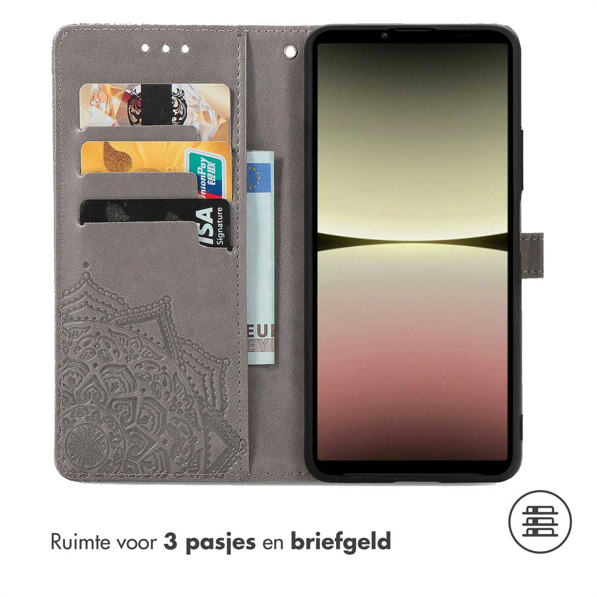 Grijze telefoonhoes, open, met drie kaarten en contant geld zichtbaar. Telefoon binnenin.