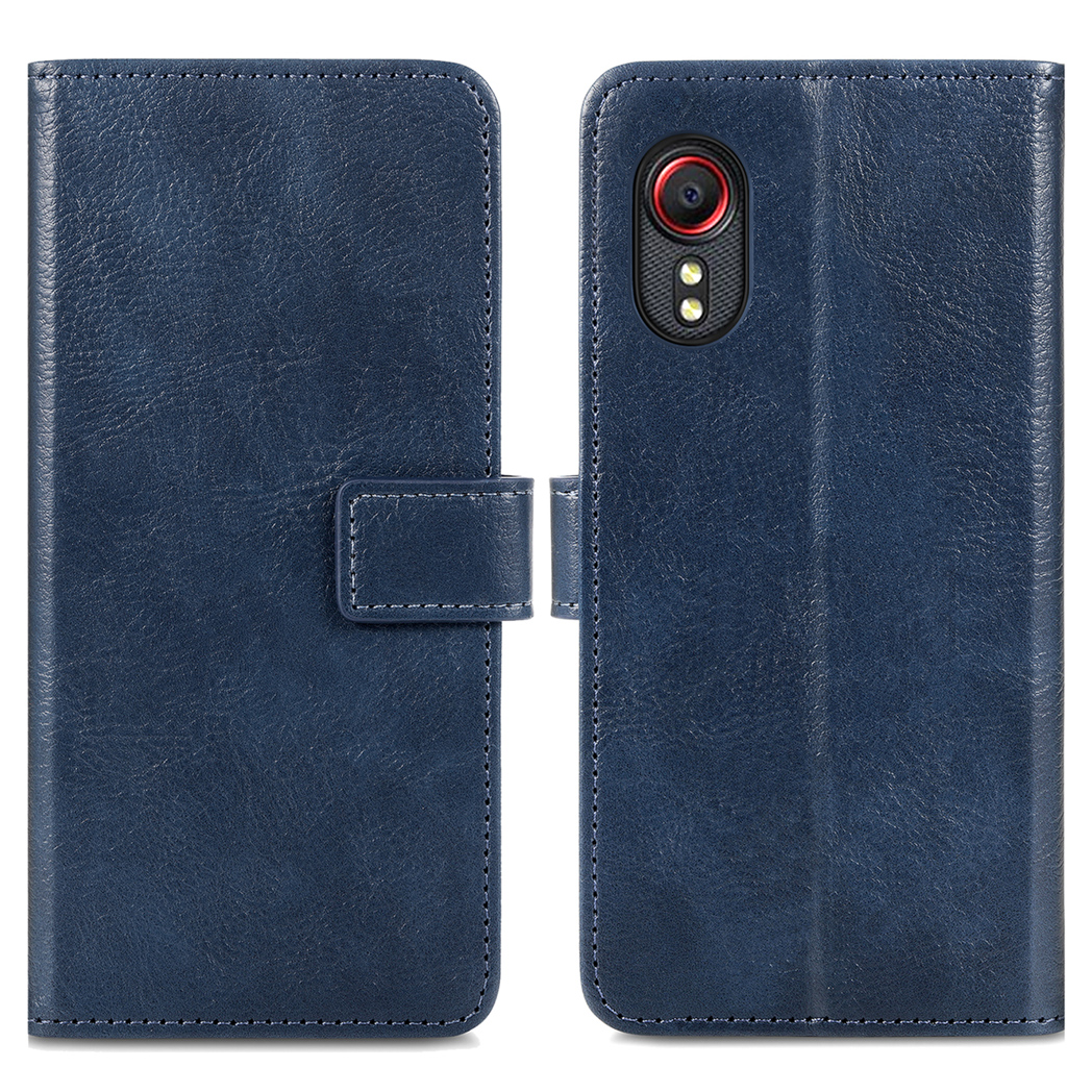 Open blauwe leren telefoonhoes met camera en flits zichtbaar. De hoes ligt op een wit oppervlak.