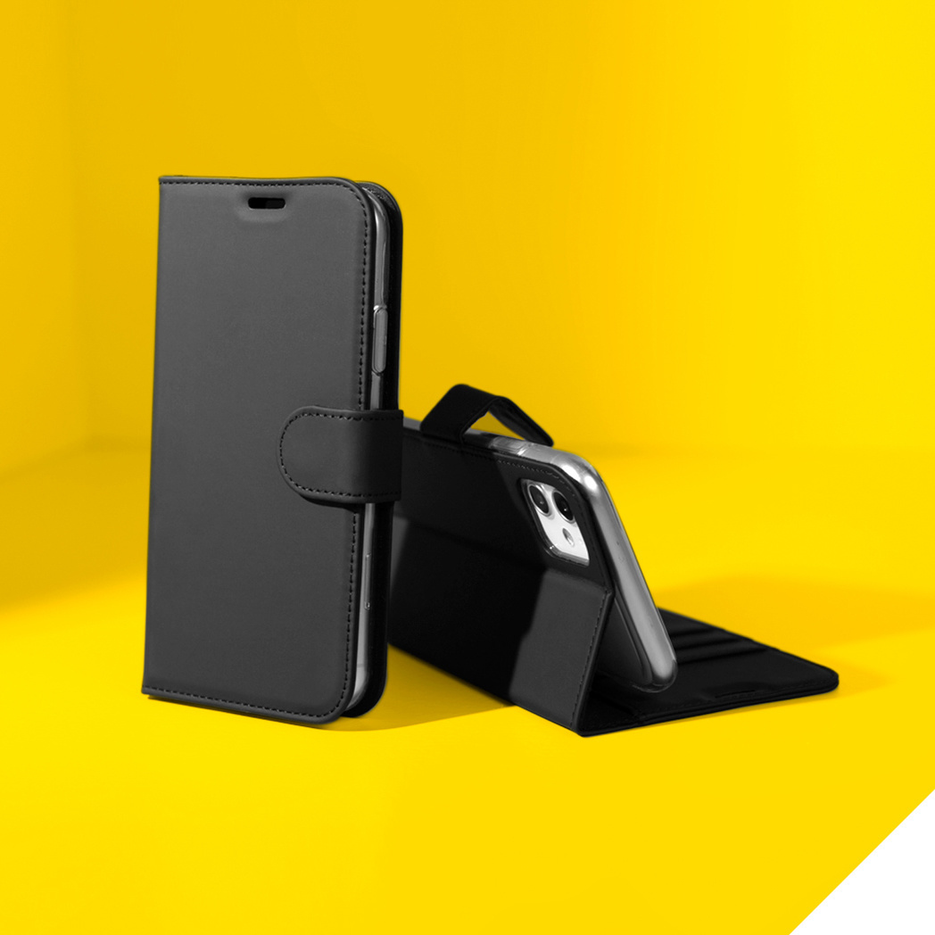 Zwarte telefoonhoes, open en dicht, op een gele achtergrond.