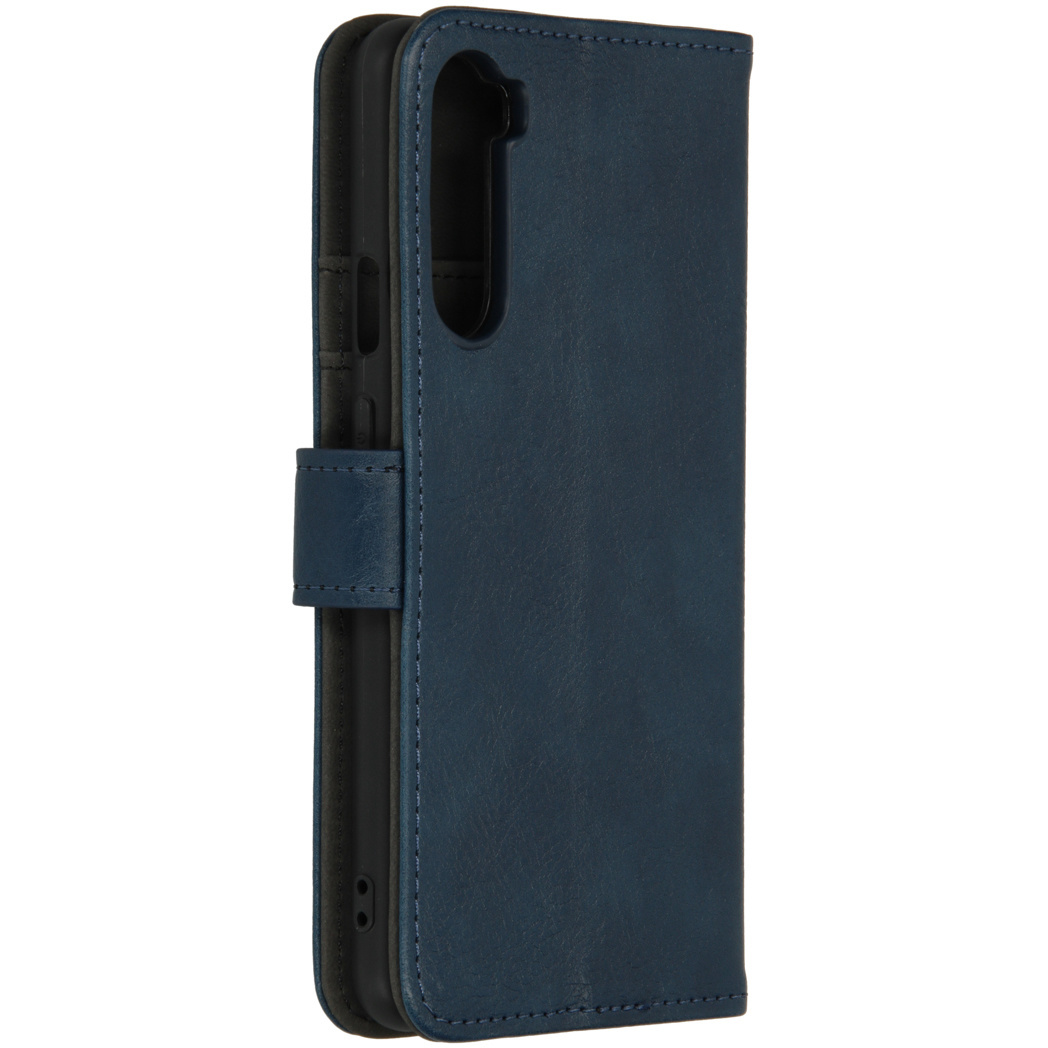 Custodia blu scuro con patta e foro per fotocamera.