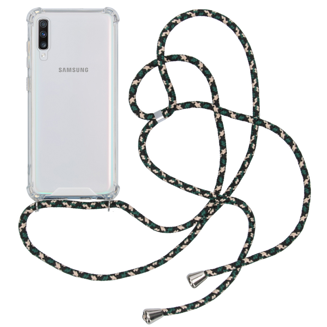 Une coque de téléphone transparente avec une sangle à motif camouflage attachée. Le téléphone est blanc.