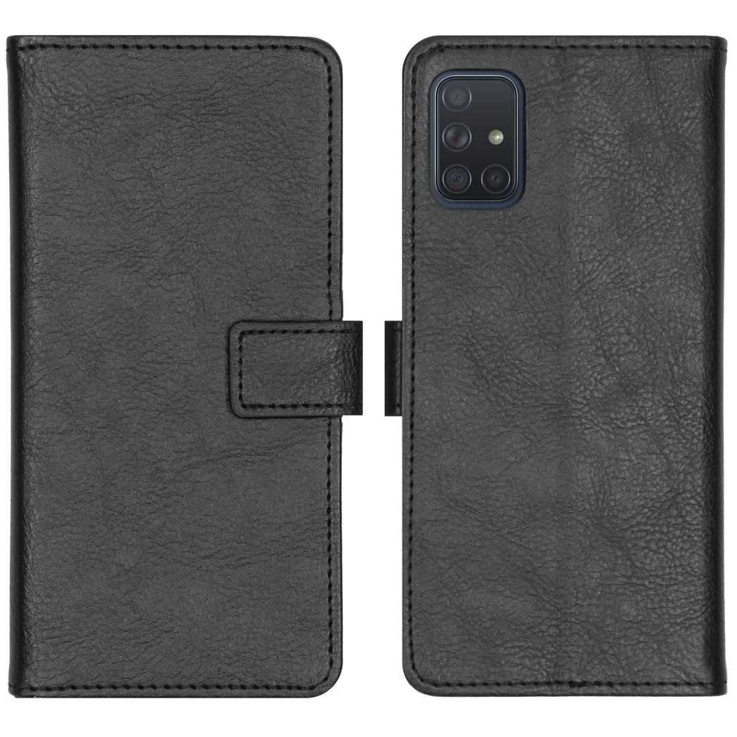 Zwarte leren telefoonhoes, gesloten en open, met de telefoon zichtbaar. De hoes heeft een eenvoudig ontwerp.