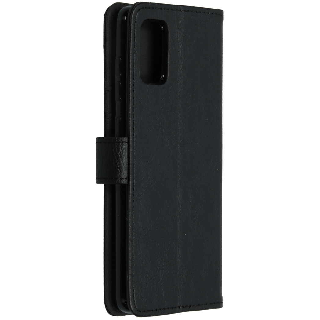 Zwarte leren telefoonhoes, gesloten. Voorzien van magneetsluiting en camera-uitsparing.