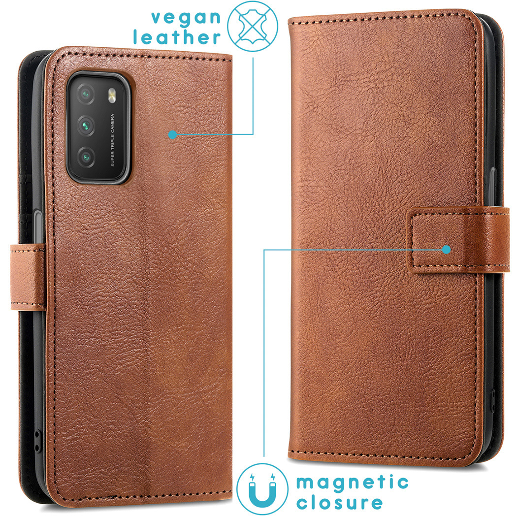 Bruine leren telefoonhoes, voor- en achterkant, met een magnetische sluiting en tekst.