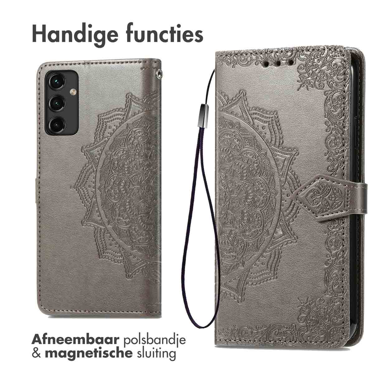 Een grijze telefoonhoes met een mandala-ontwerp. De hoes is open en dicht, met telefoon en polsband.