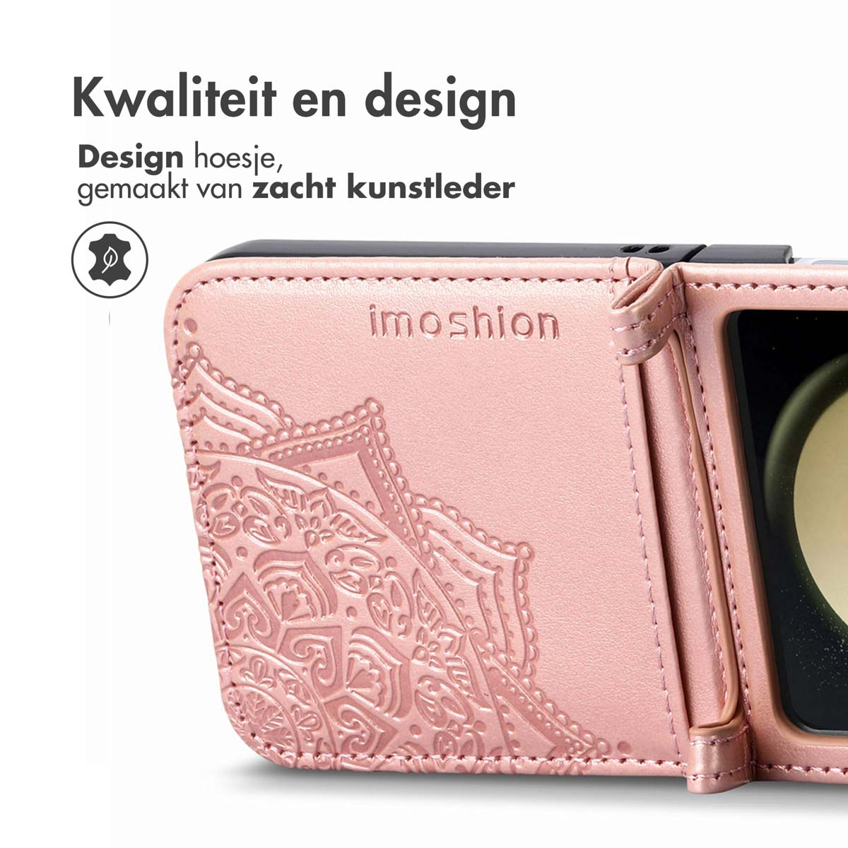 Détail de la coque de téléphone rose avec motif en relief et nom de la marque.