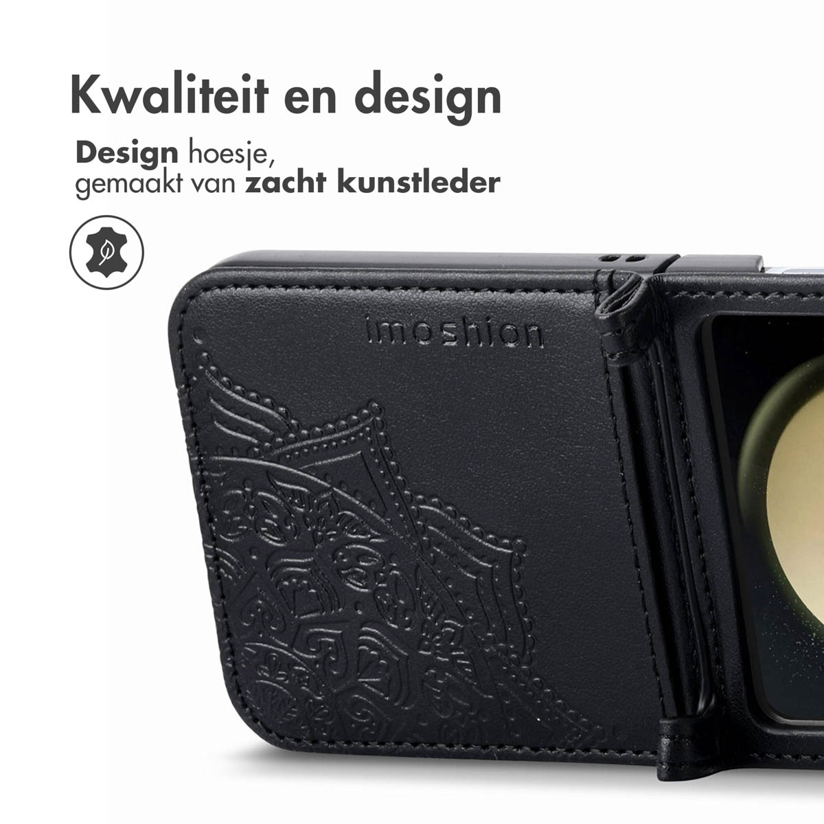 Gros plan d'un étui de téléphone noir. Montrant le motif en relief et le logo imoshion.