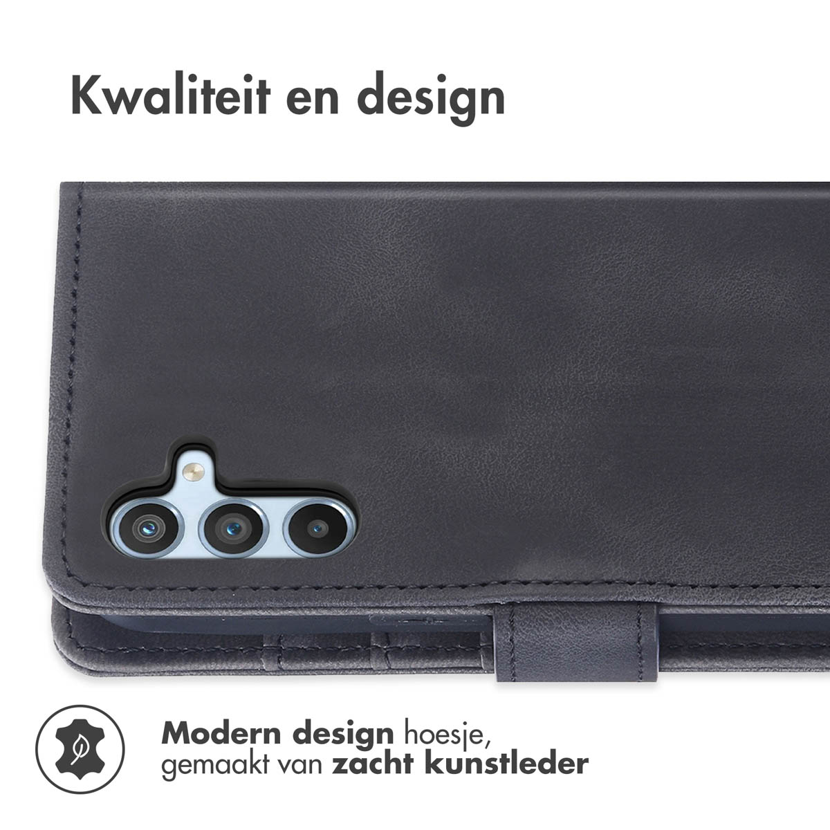 Primo piano di una custodia grigia per telefono con tre lenti della fotocamera e le parole 'Kwaliteit en design'.