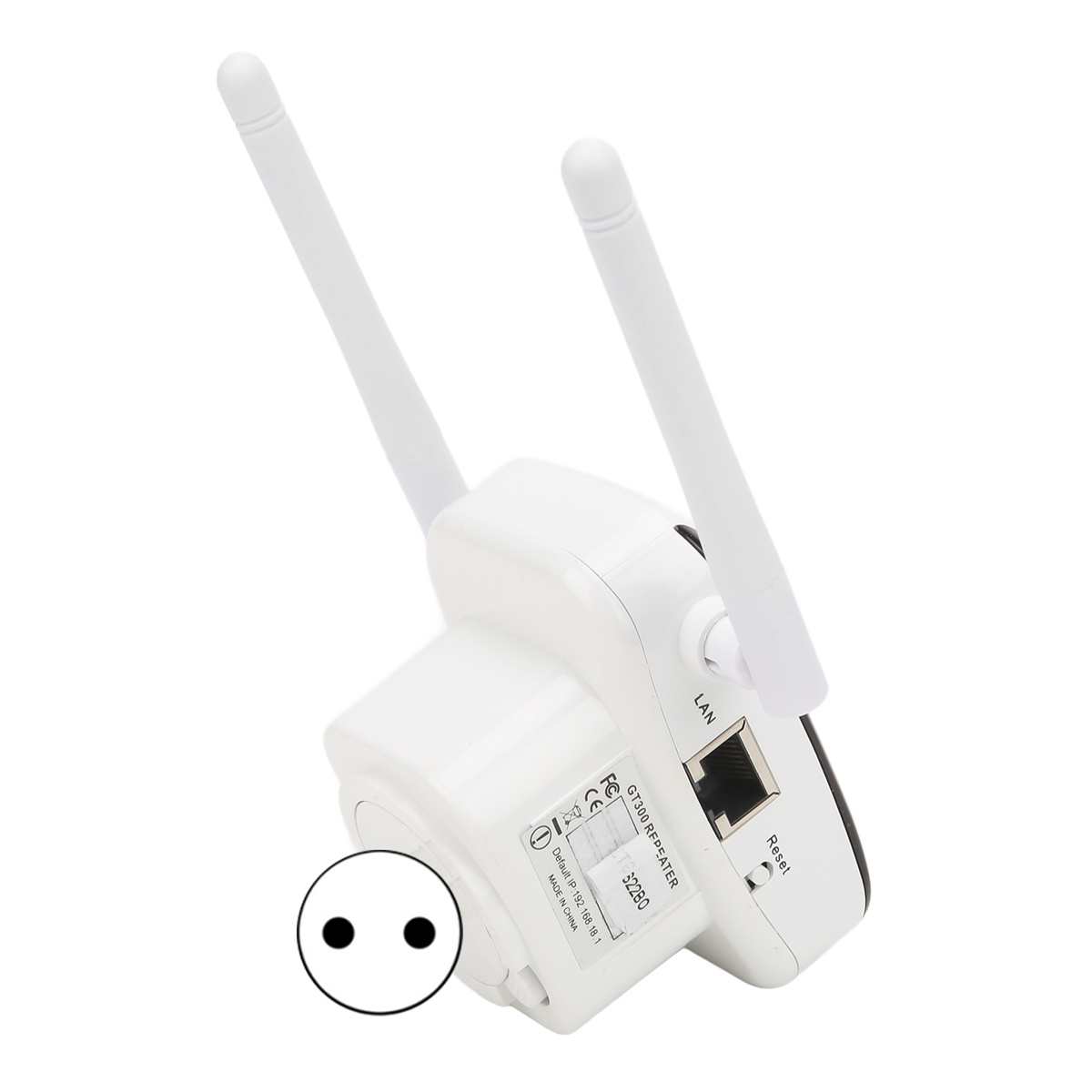 Weißer Netzwerk-Repeater mit zwei Antennen und einem Stecker. Das Gerät hat einen LAN-Anschluss und eine Reset-Taste.