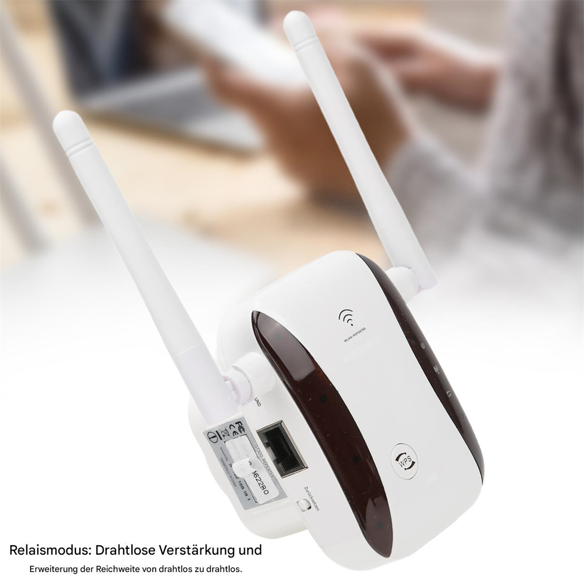 Ein weißer WLAN-Extender mit Antennen. Der Extender steht auf einer weißen Oberfläche. Text: Relaismodus: Drahtlose Verstärkung.