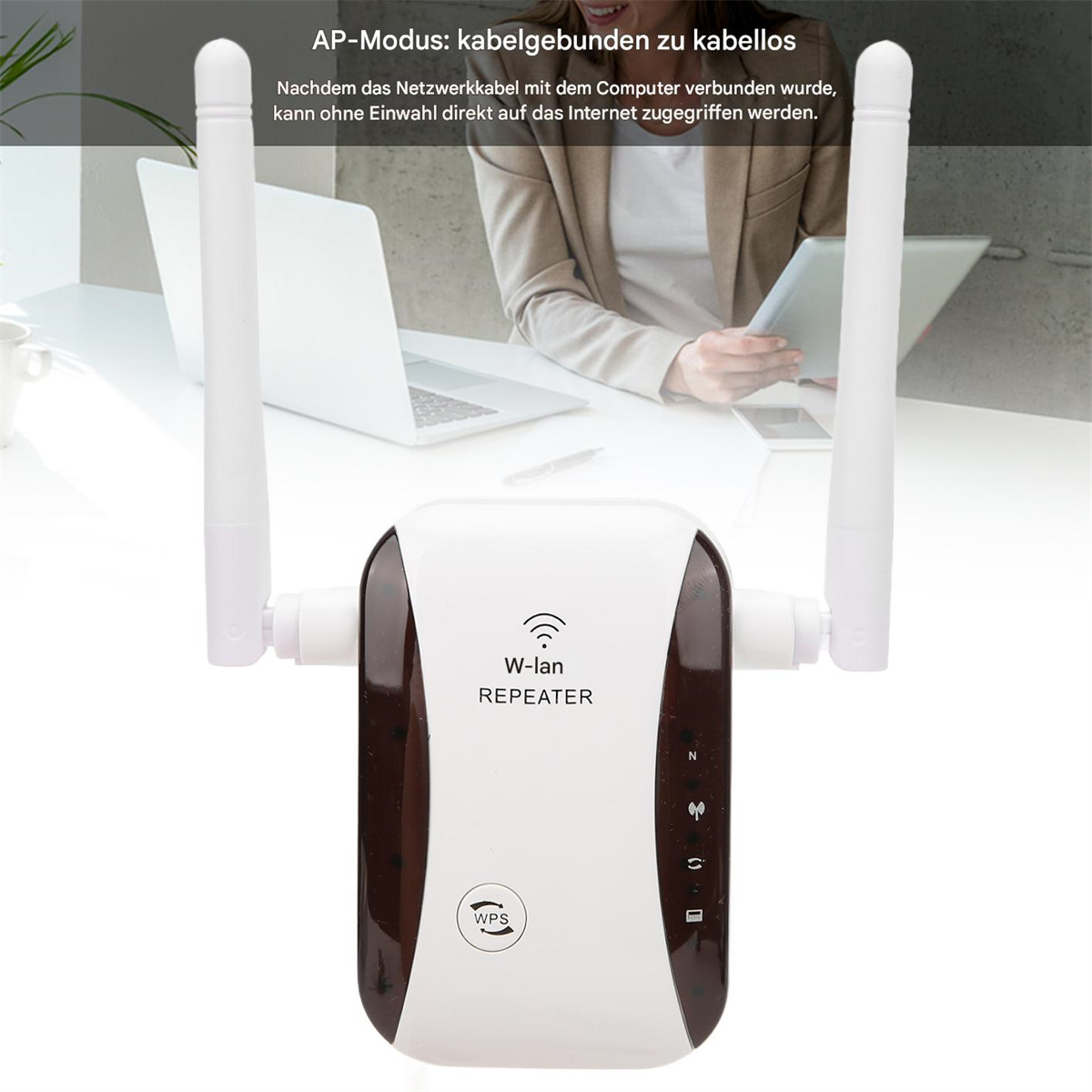 Ein weiß-schwarzer W-LAN-Repeater mit zwei weißen Antennen, vor Laptop und Tablet.