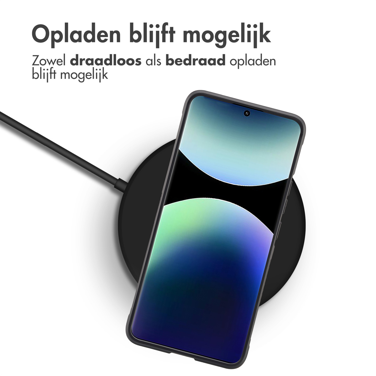 Een telefoon laadt draadloos op een zwart oplaadpad, witte achtergrond.