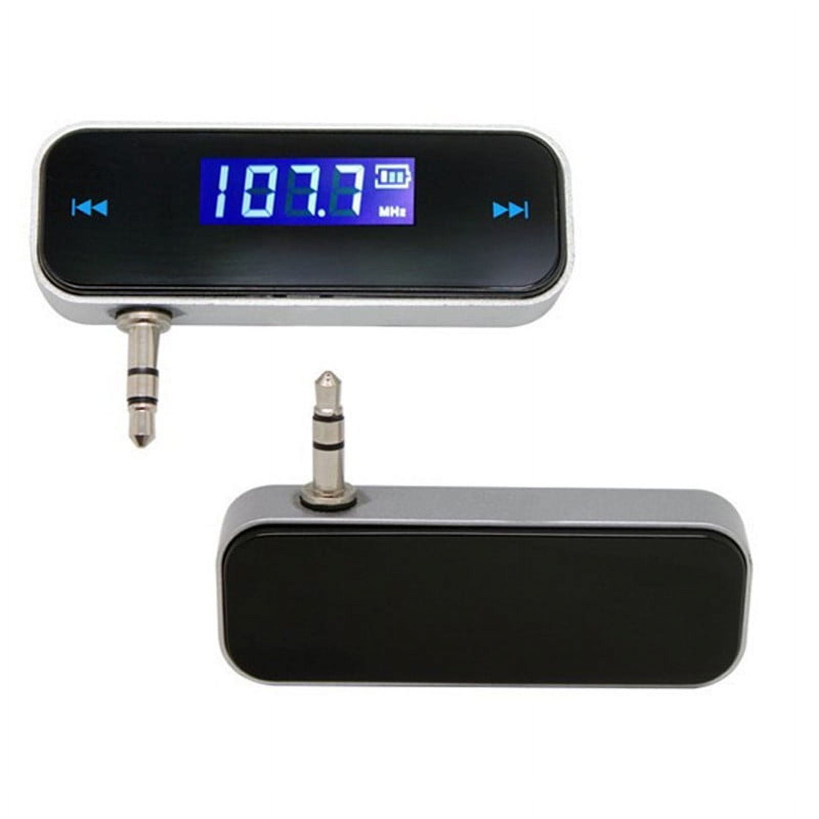 Ein silberner Auto-Adapter mit einem Bildschirm, der 107,7 MHz anzeigt.