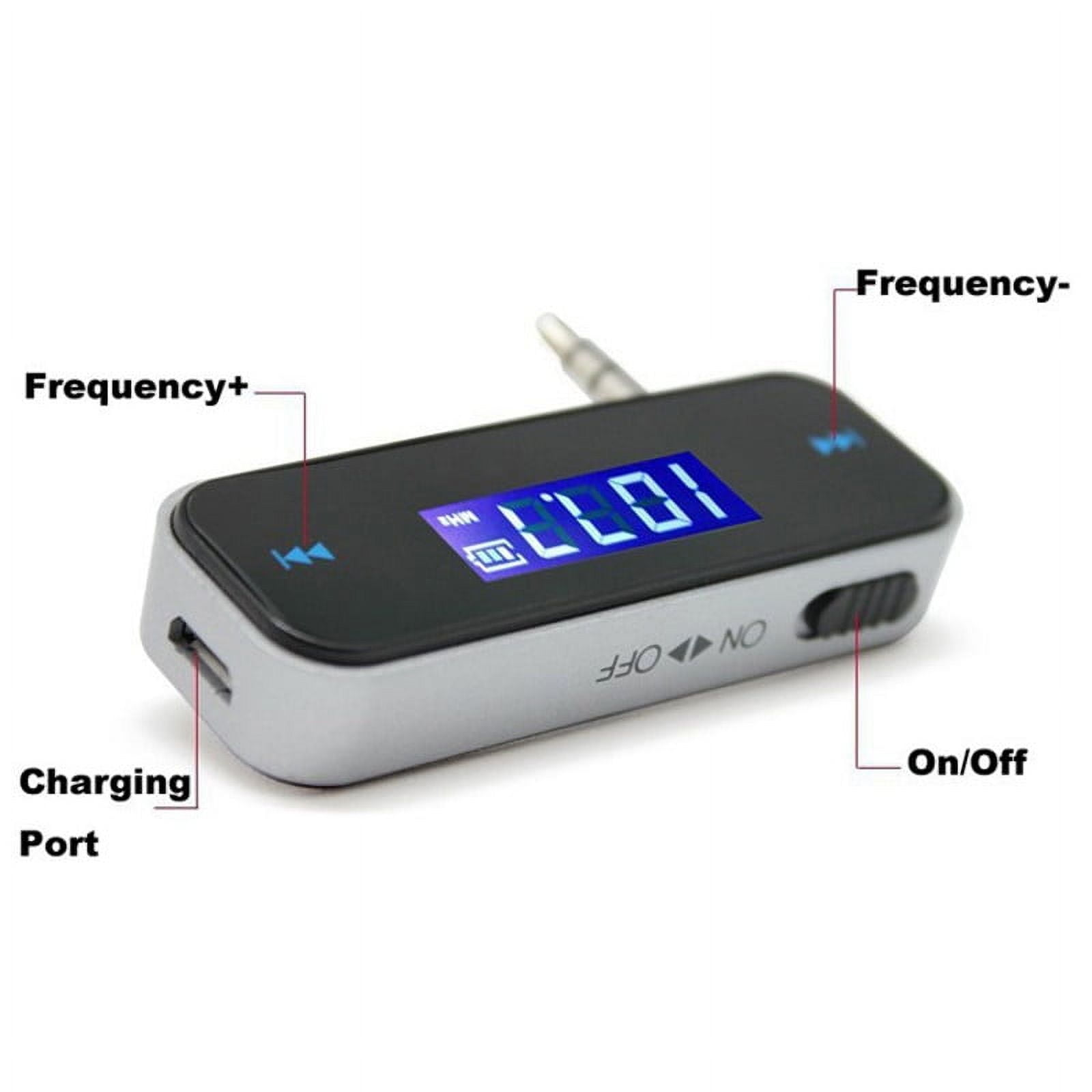 Schwarz-silberner FM-Transmitter mit Tasten: Ein/Aus, Frequenz und Ladeanschluss. Blaues Display.