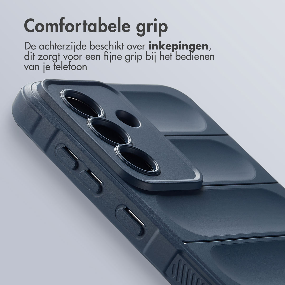 Marineblauw telefoonhoesje met uitsparing. Nederlandse tekst: Comfortabele grip. De achtergrond is grijs.