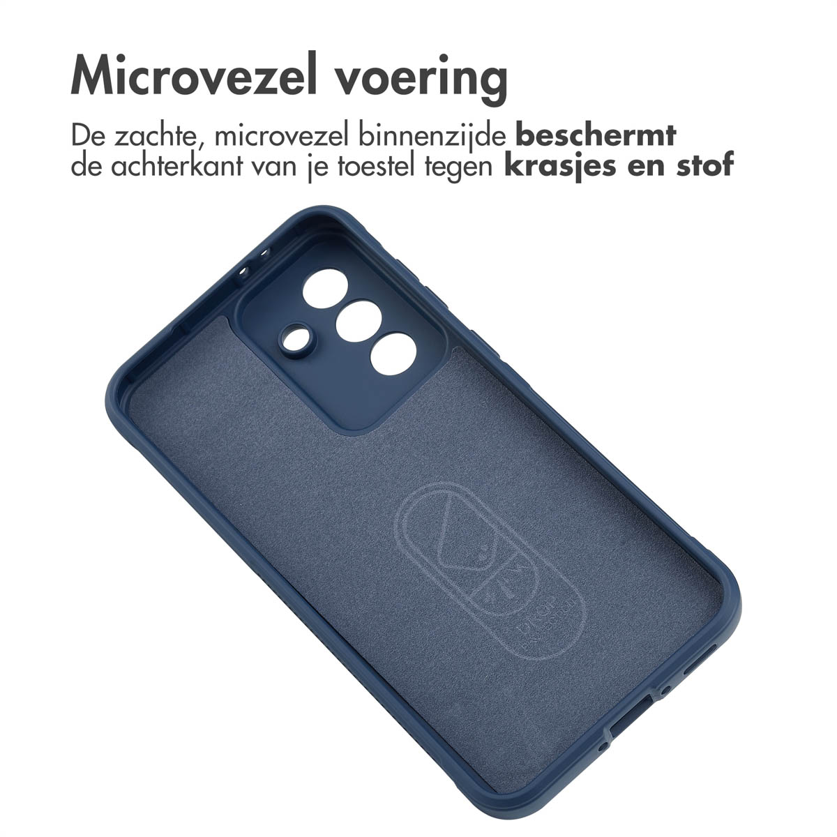 De binnenkant van een marineblauwe telefoonhoes. Het is gevoerd met een zacht, grijs microvezelmateriaal.