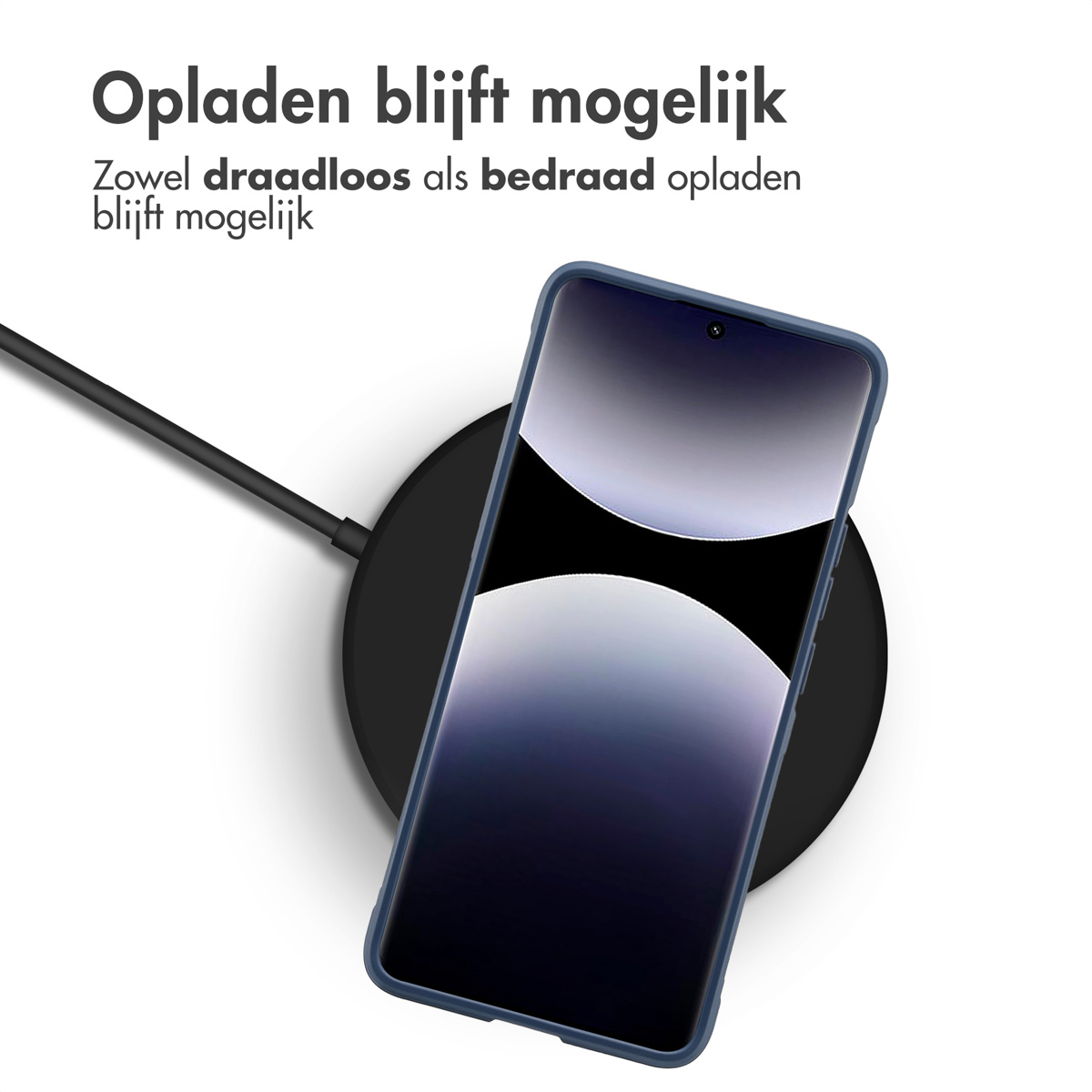 Telefoon in blauwe hoes draadloos opladen op zwart oplaadpad.