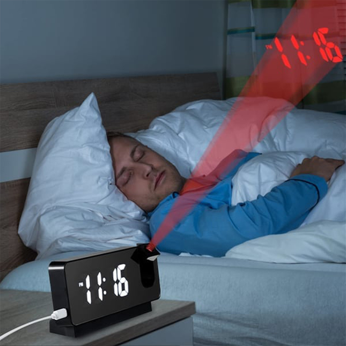 Ein Mann schläft, eine Digitaluhr projiziert die Uhrzeit an die Decke.