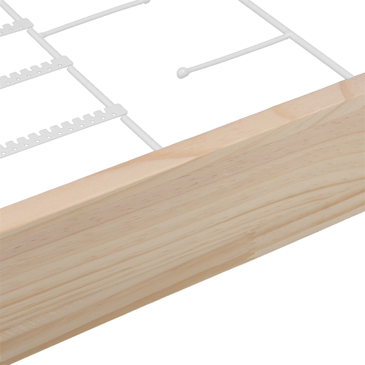 Nahaufnahme eines Holzbetts mit einem Metallgitter für die Matratze.
