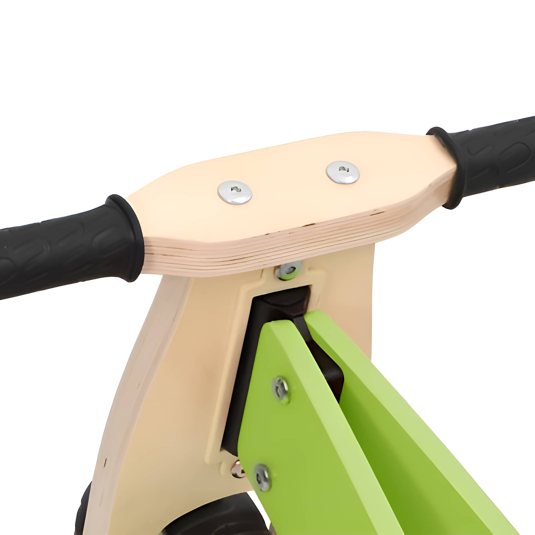 Nahaufnahme eines Holzlenkers für ein Kinderfahrrad, mit schwarzen Griffen, silbernen Bolzen und grüner Stütze.