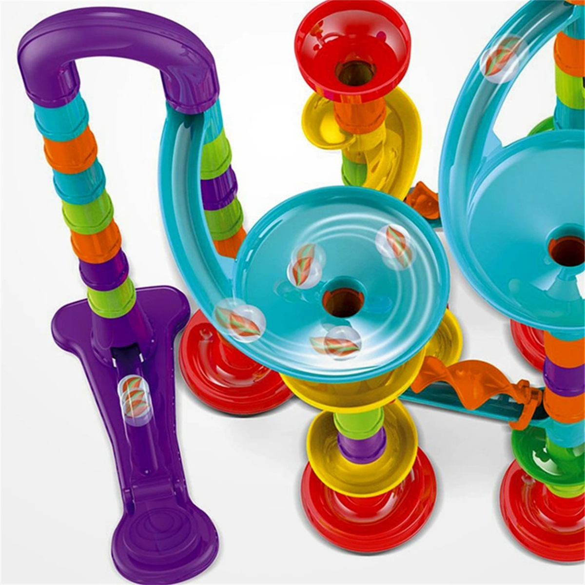 Ein farbenfrohes Murmelbahnspielzeug. Murmeln sind in den durchsichtigen Röhren sichtbar. Es ist ein Kinderspielzeug.