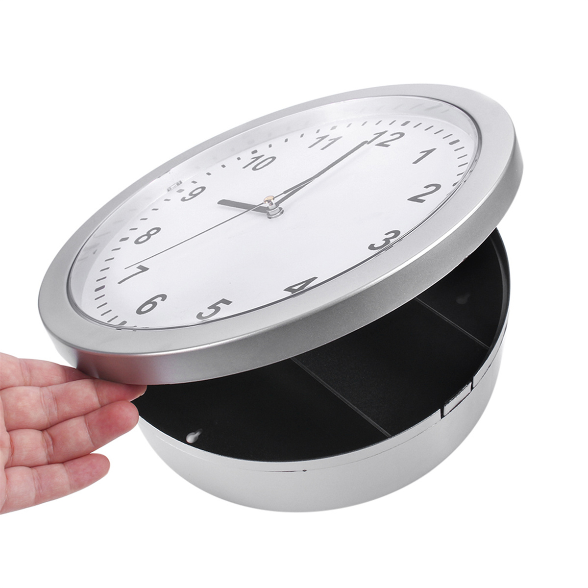 Eine silberne Uhr mit einem versteckten Fach. Die Uhr ist geöffnet und zeigt den leeren Raum.