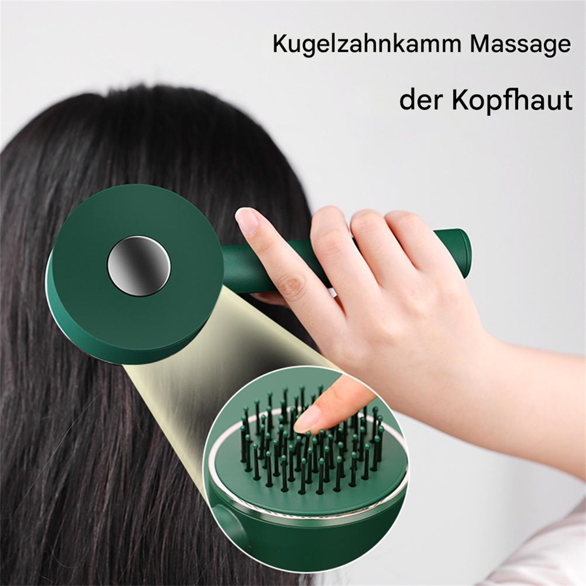 Eine Person, die eine grüne Kopfhaut-Massagebürste für ihre Haare verwendet.