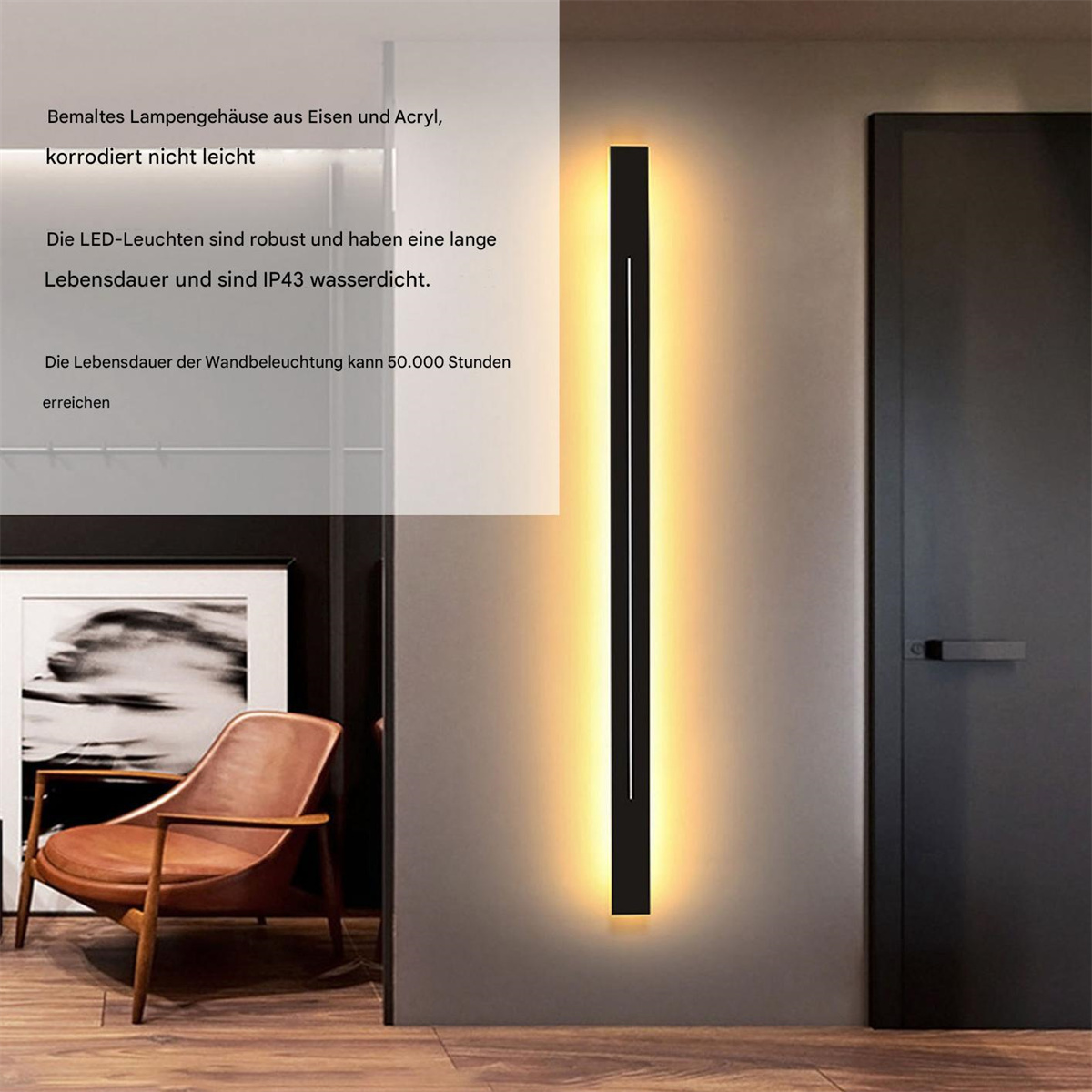 Wandlampe mit vertikalem Licht. Schwarzer Rahmen, gelbes Licht, auf grauer Wand mit Text darüber.