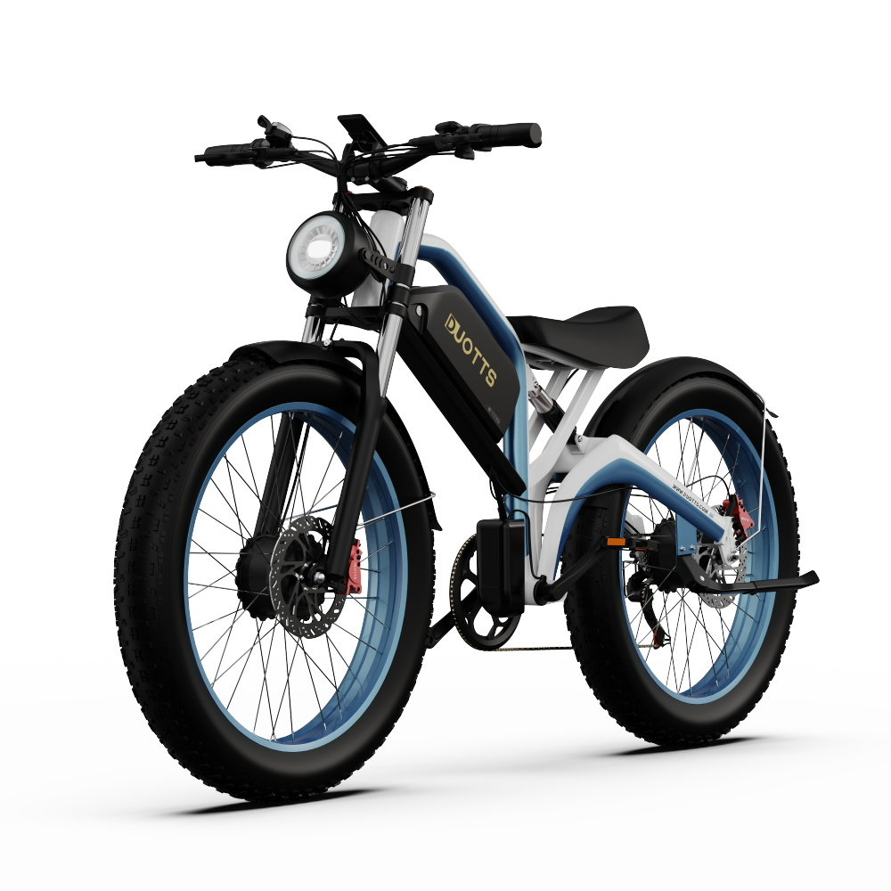 Bicicletta elettrica, pneumatici neri, dettagli blu e telaio bianco, su sfondo bianco.