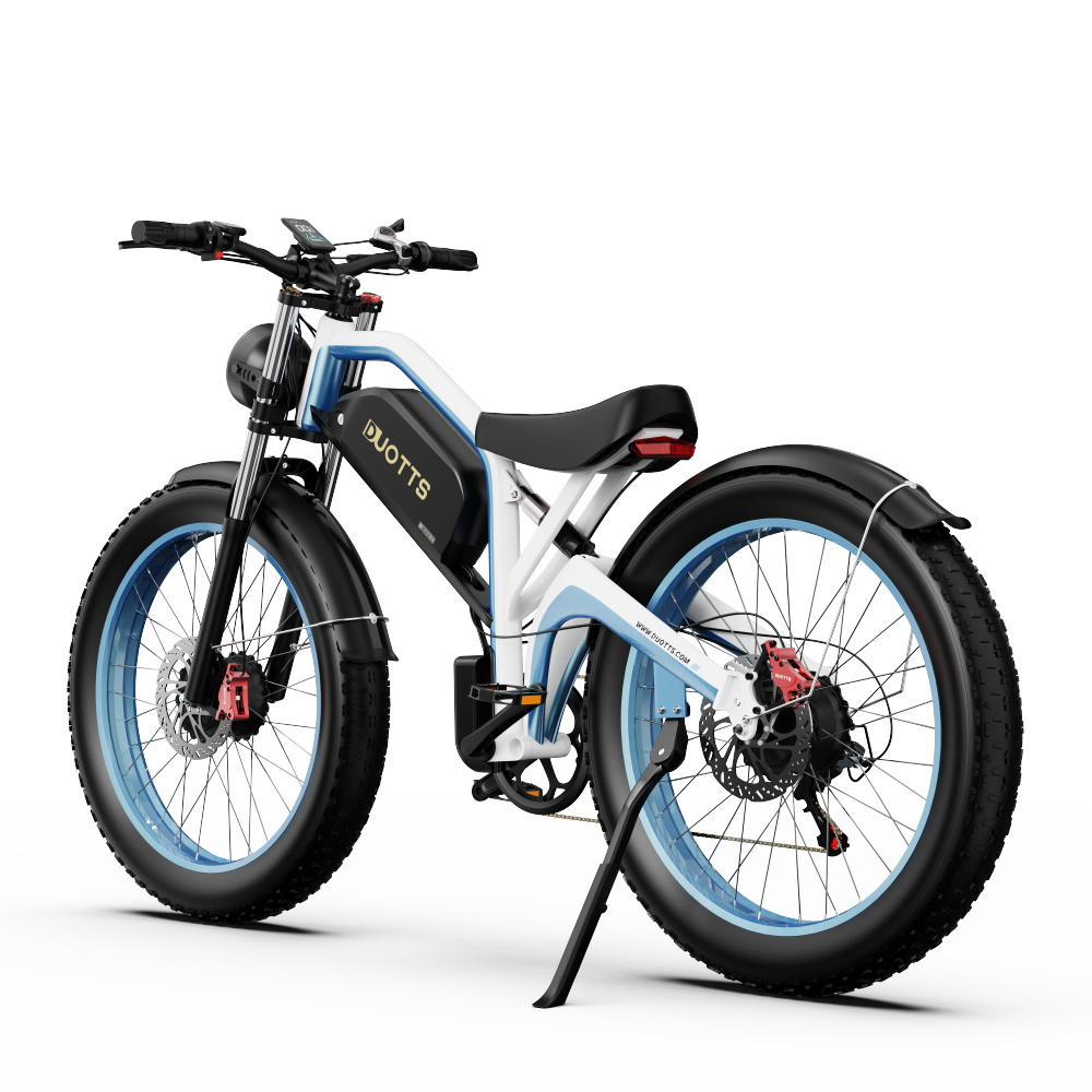 Bicicletta elettrica con pneumatici grassi, telaio bianco con accenti blu, pneumatici neri, cavalletto su bianco.