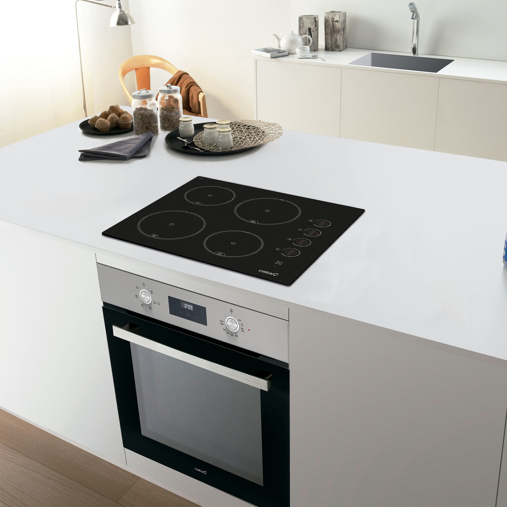 Piano cucina con piano cottura elettrico e forno. Schema colori bianco e argento.