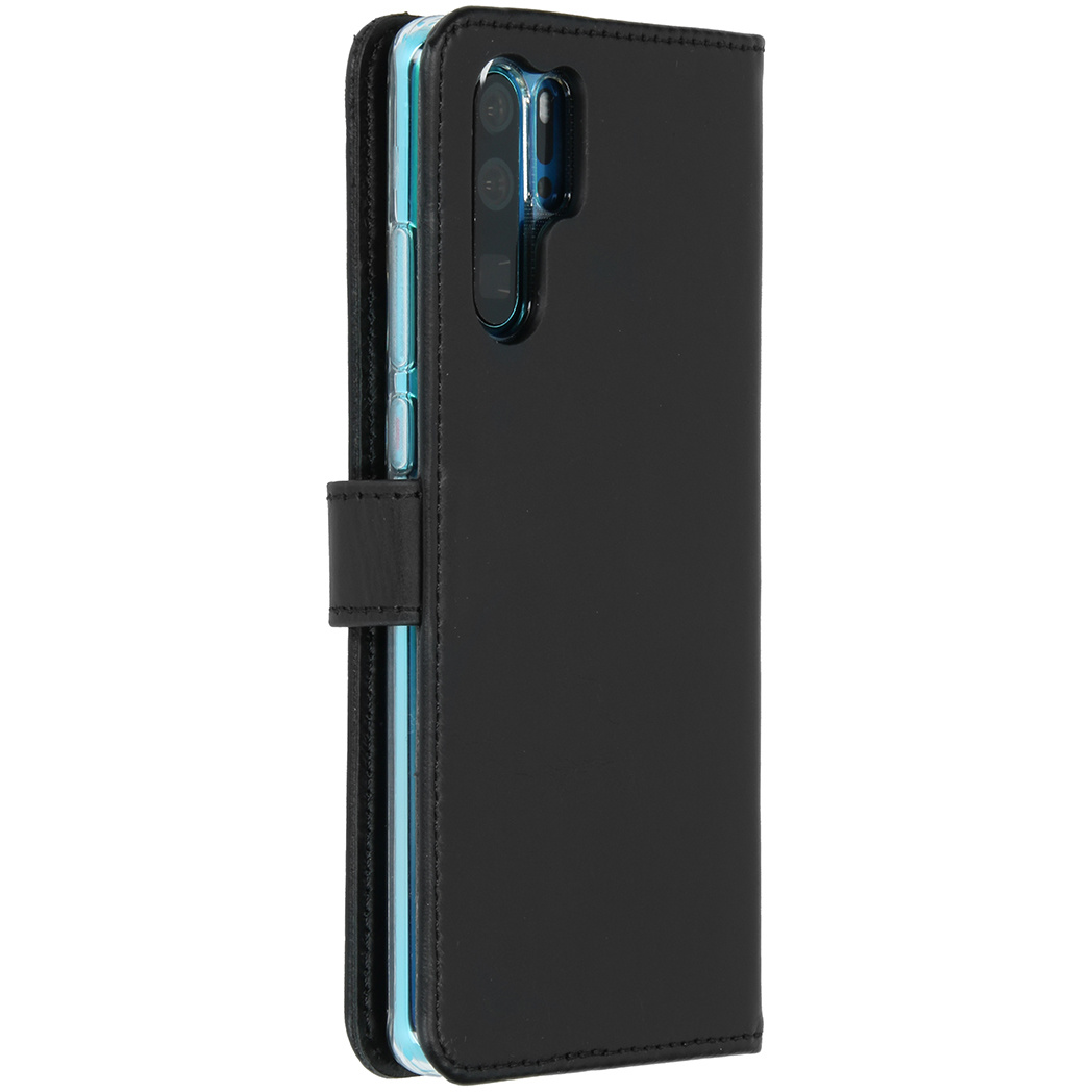 Zwarte telefoonhoes, met een telefoon erin. De hoes is aan de zijkant open.